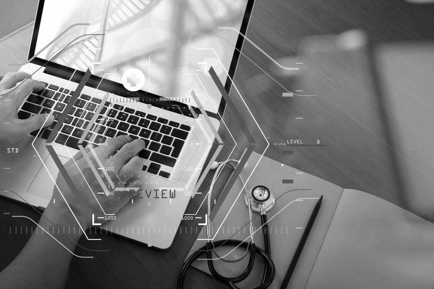 Praktische Arbeit an SEO-Strategien während eines Online-Seminars